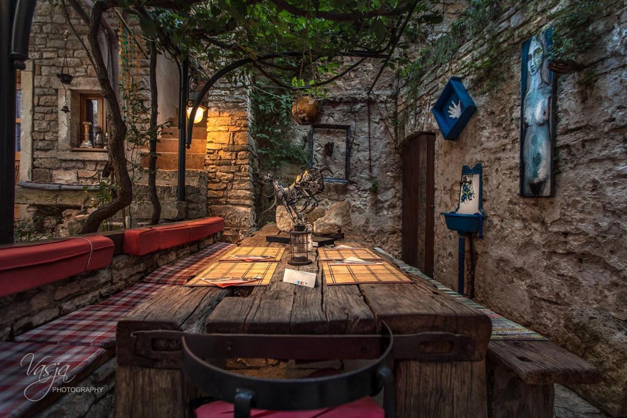 Kamene Price Rooms, Music And Food