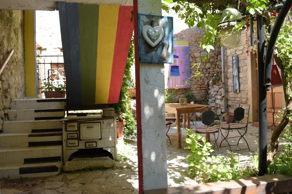 Apartment Kamene Price Rooms, Music And Food Bale