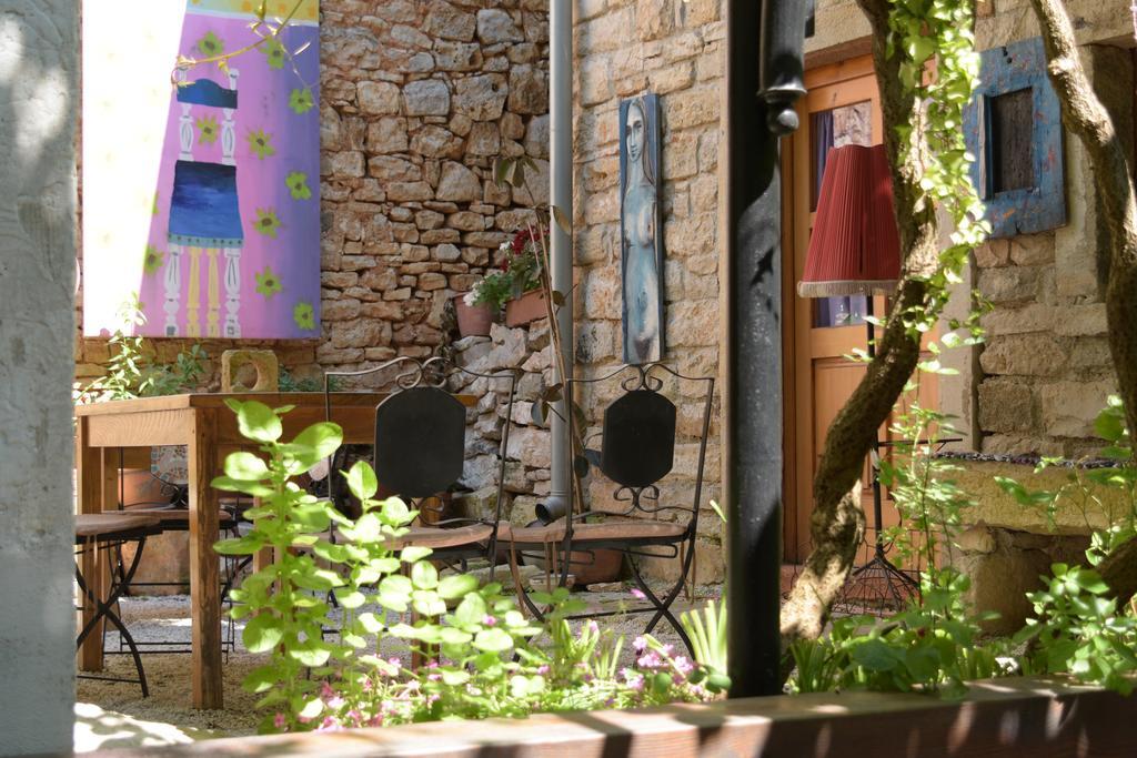 Apartment Kamene Price Rooms, Music And Food