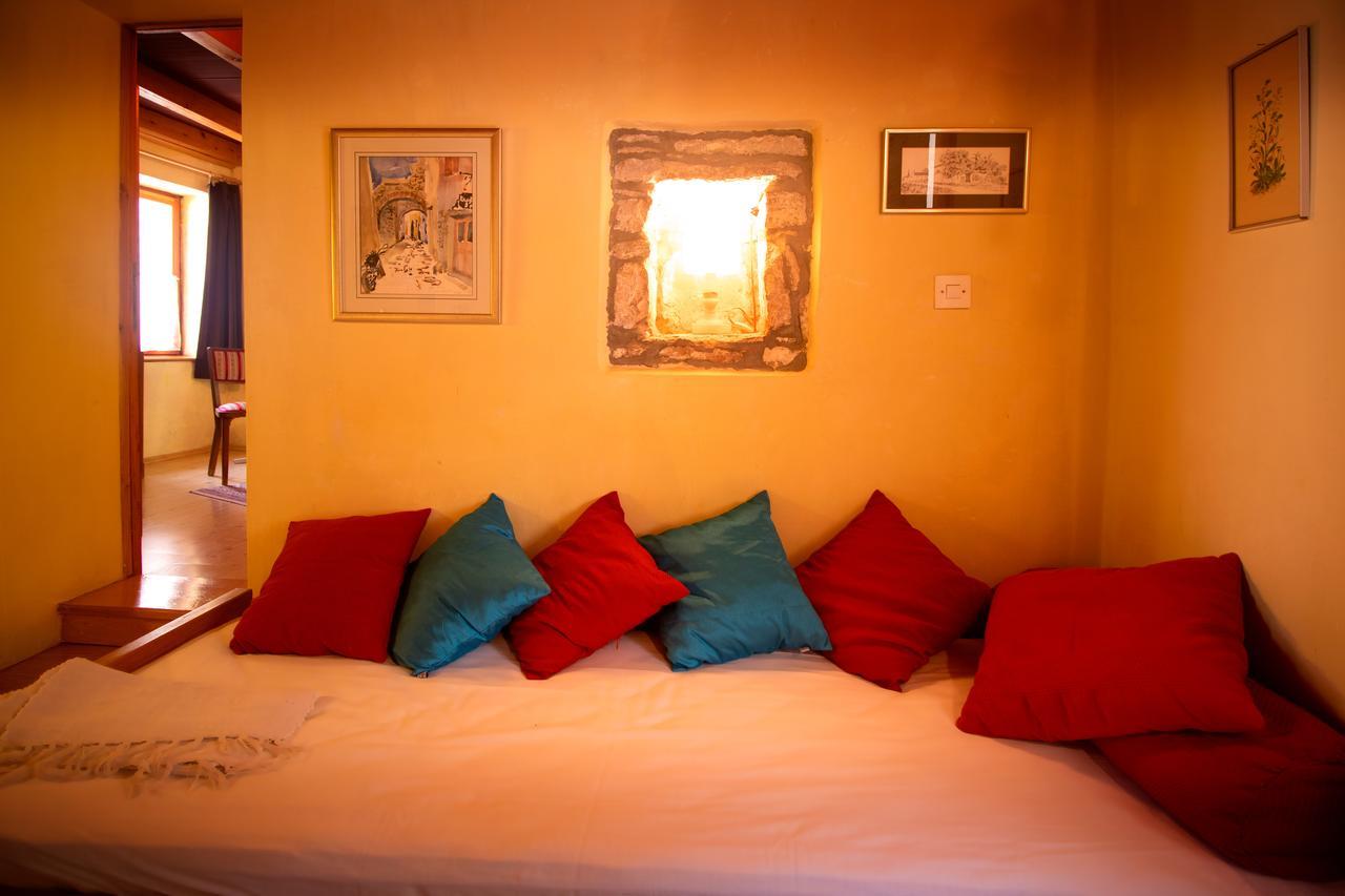 Kamene Price Rooms, Music And Food