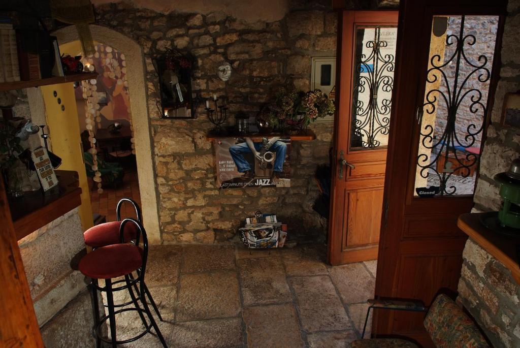 Apartment Kamene Price Rooms, Music And Food *